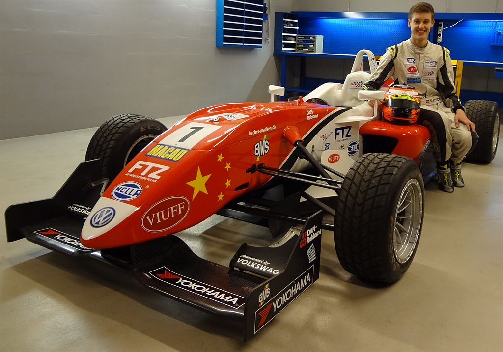 Nicolai Sylvest med den Formel 3-racer, han skal køre næste år